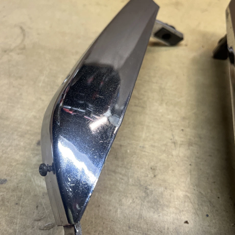 Protector de parachoques delantero cromado Ford Mustang 1967 1968 uno tiene la almohadilla Foto 3 de 4