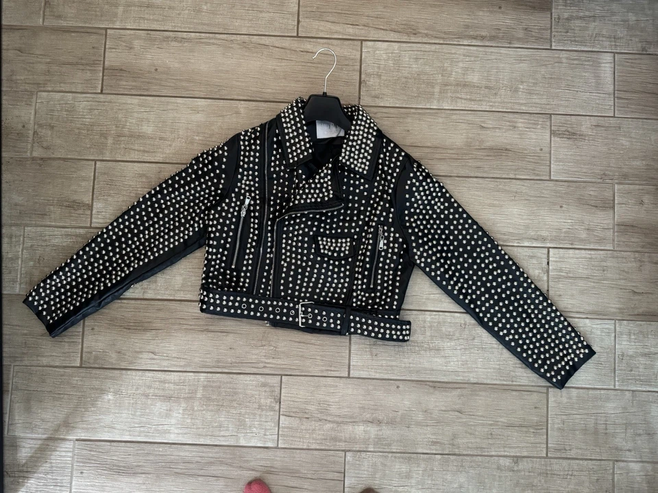Chaqueta corta de cuero negra para motocicleta con tachuelas plateadas Foto 4 de 4