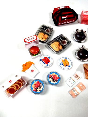 Foodies Mini Brand Ultra RARE Pizza Hut Delivery Bag W/Pizzas + 20 Zuru Mini's - Picture 2 of 15