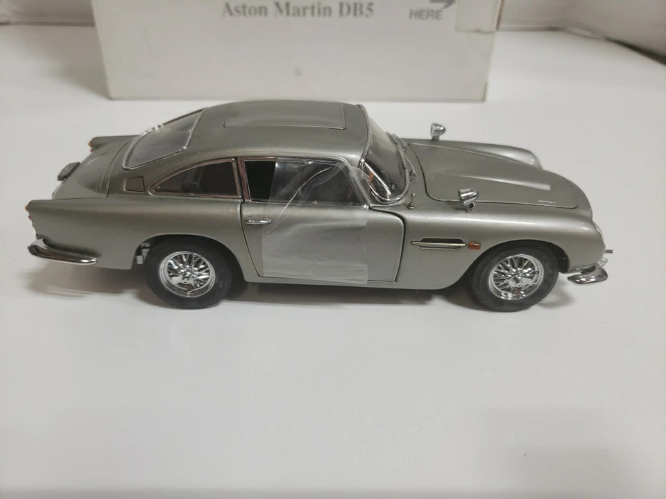 Aston Martin DB5 1964 Danbury Mint, James Bond 007 plata 1/24 diecast con caja Foto 3 de 4