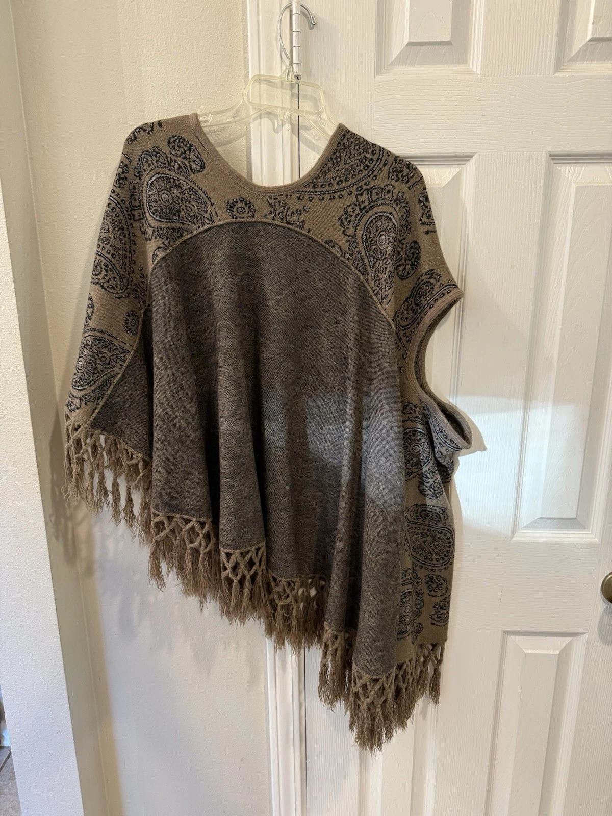 Asymmetrical Drapy Poncho Fringe Paisley One Arm Hole On Trend, One Size Boho
Opens in a new window