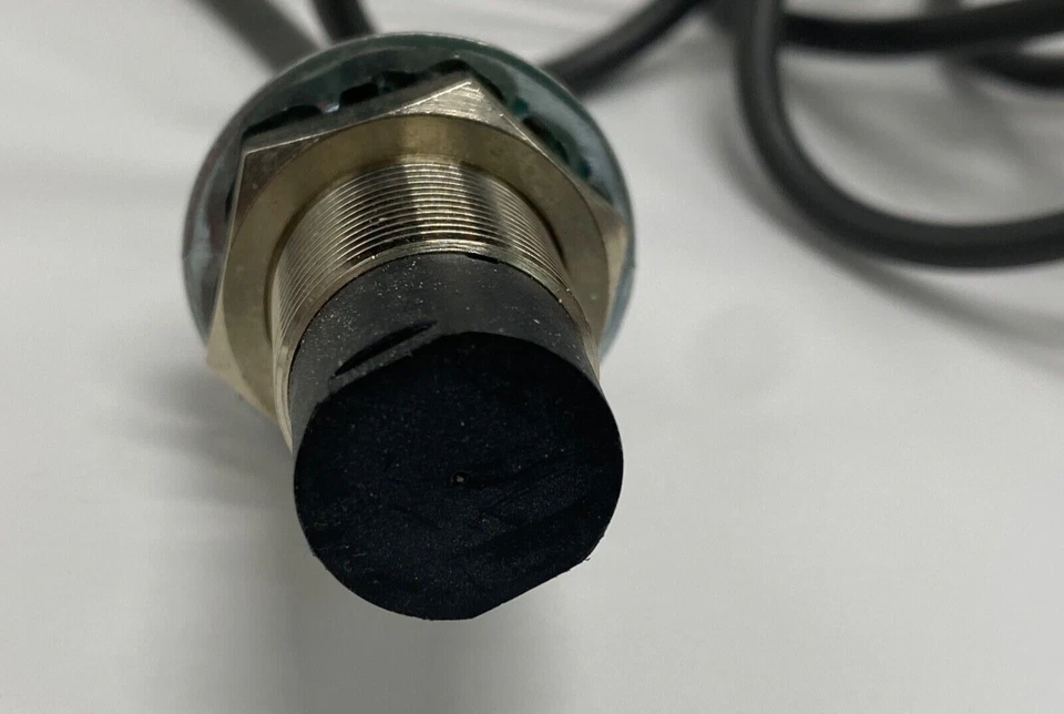 Omron NPN proximity switch sensor E2B-M18KN10-WZ-C1 with leads 72” long, N.O. - Image 4 of 4