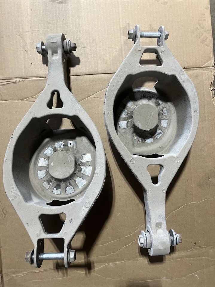 Nissan 350z 2003-2008 OEM trasero derecho brazo de control inferior soporte de resorte 03-08 Foto 2 de 3