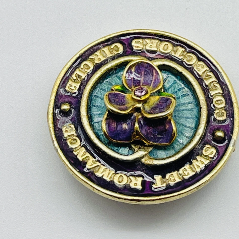 复古 SWEET ROMANCE COLLECTORS 圆针金色珐琅三色花水钻 — 第 3/4 张图片