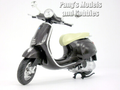 Vespa Primavera 1/12 Scale Die-cast Metal Model by NewRay - Brown