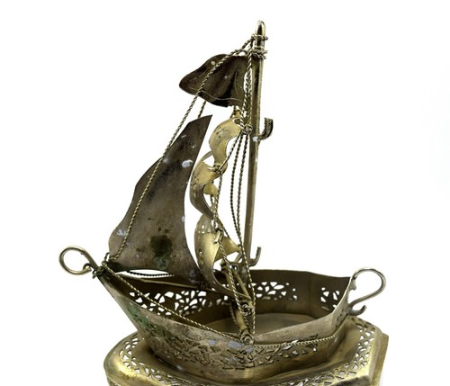 Vintage Rare Highly Decorative Old Brass Beautiful Ship shape lamp. G68-65 - Picture 2 of 9