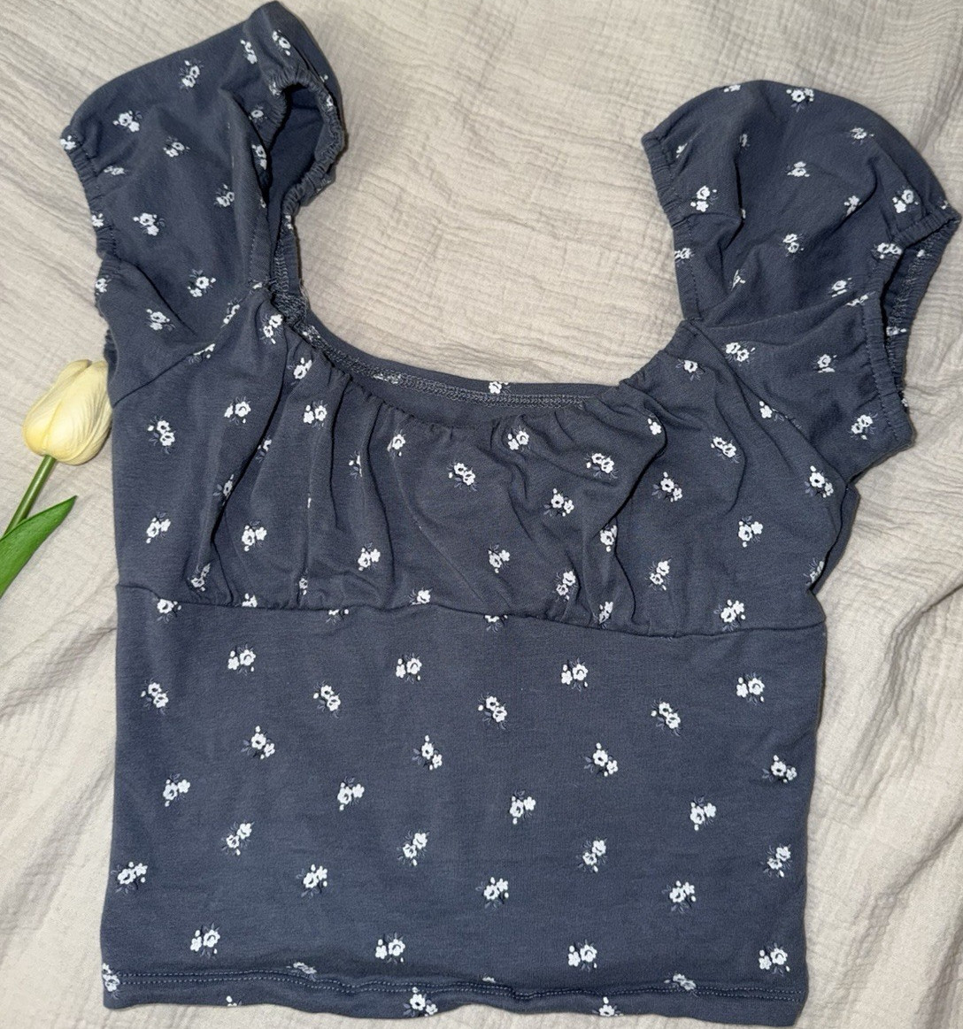 Women’s Blue/White Floral Knit Cropped Blouse Puff Short Sleeves Scoop Neck