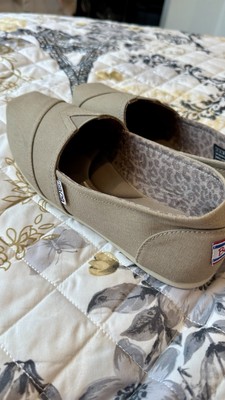 Sketchers Bobs Memory Foam Wide Fit W Arch Pillow In taupe. Women s Size 9