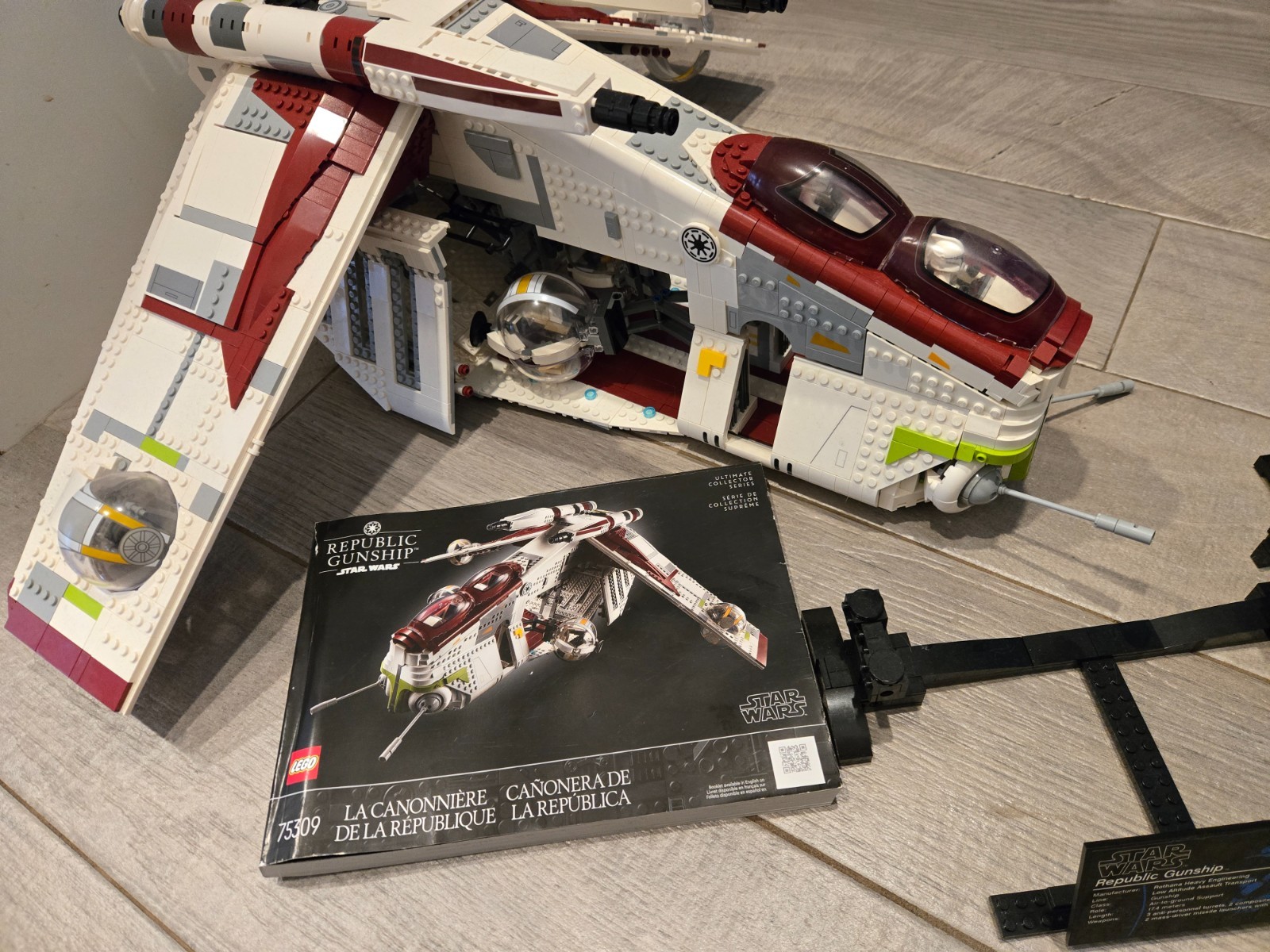 LEGO Star Wars: Republic Gunship (75309) with Booklet & Clone Troopers