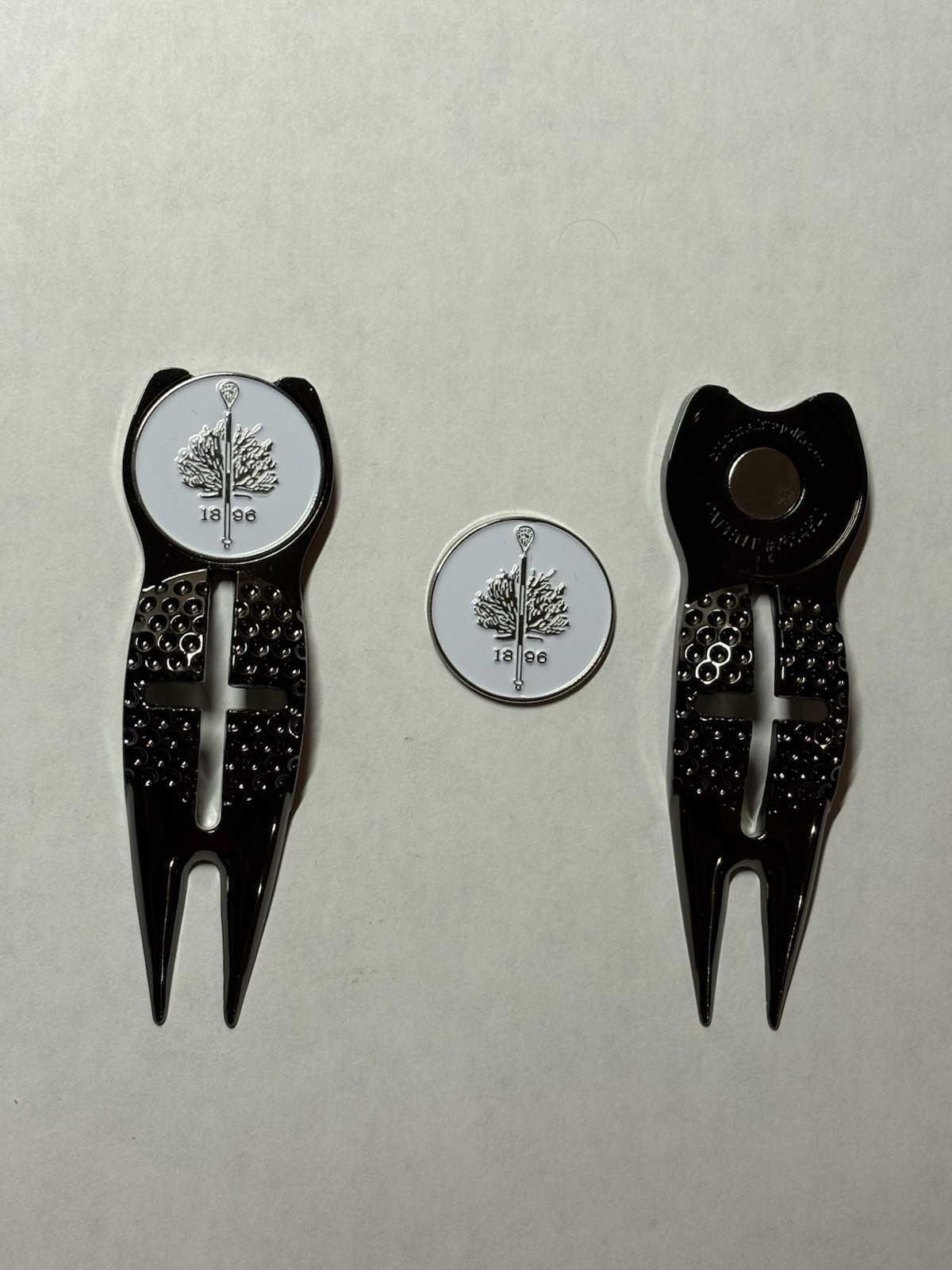 (1) Merion Golf Club Crosshairs Divot Tool & 1" Coin Style Golf Marker