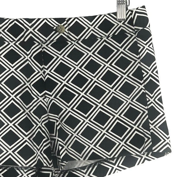 J.CREW BLACK & WHITE GEOMETRIC WOMEN'S DRESS SHORTS - Image 4 of 4