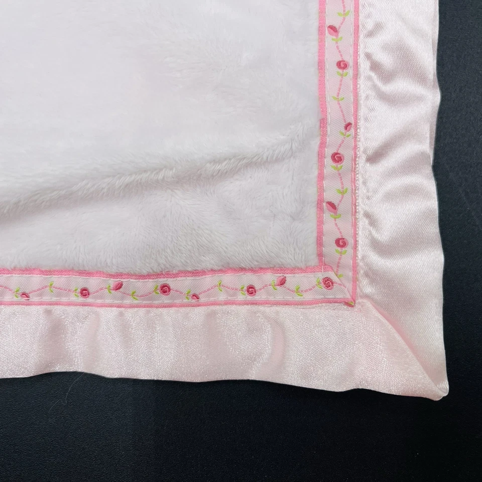 Manta bebé Carter's bonita en rosa satinado ribete floral cinta satinada espalda Foto 3 de 4