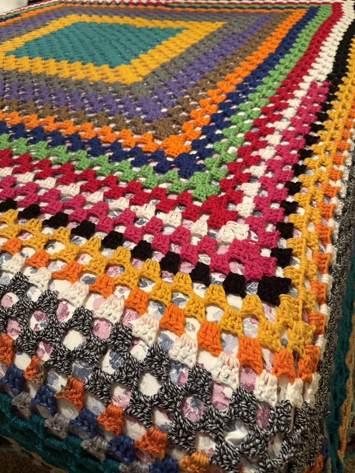 Manta vintage multicolor crochet a mano tamaño queen de colección retro Foto 3 de 4