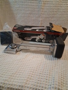 ROBERTS Deluxe Carpet Knee Kicker with Adjustable Length - NEW IN BOX