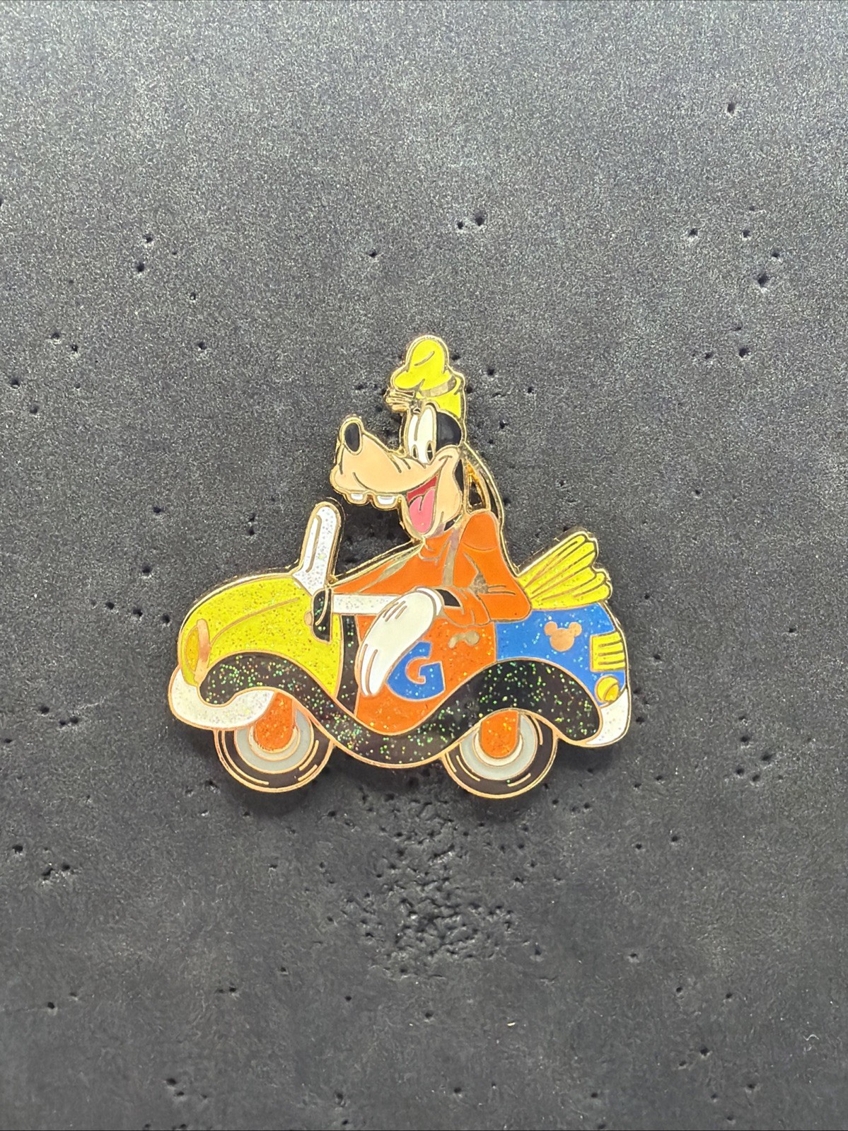 HTF Disneyland Hong Kong (HKDL) Goofy in Glitter Car Mystery Tin Series 2009 Pin