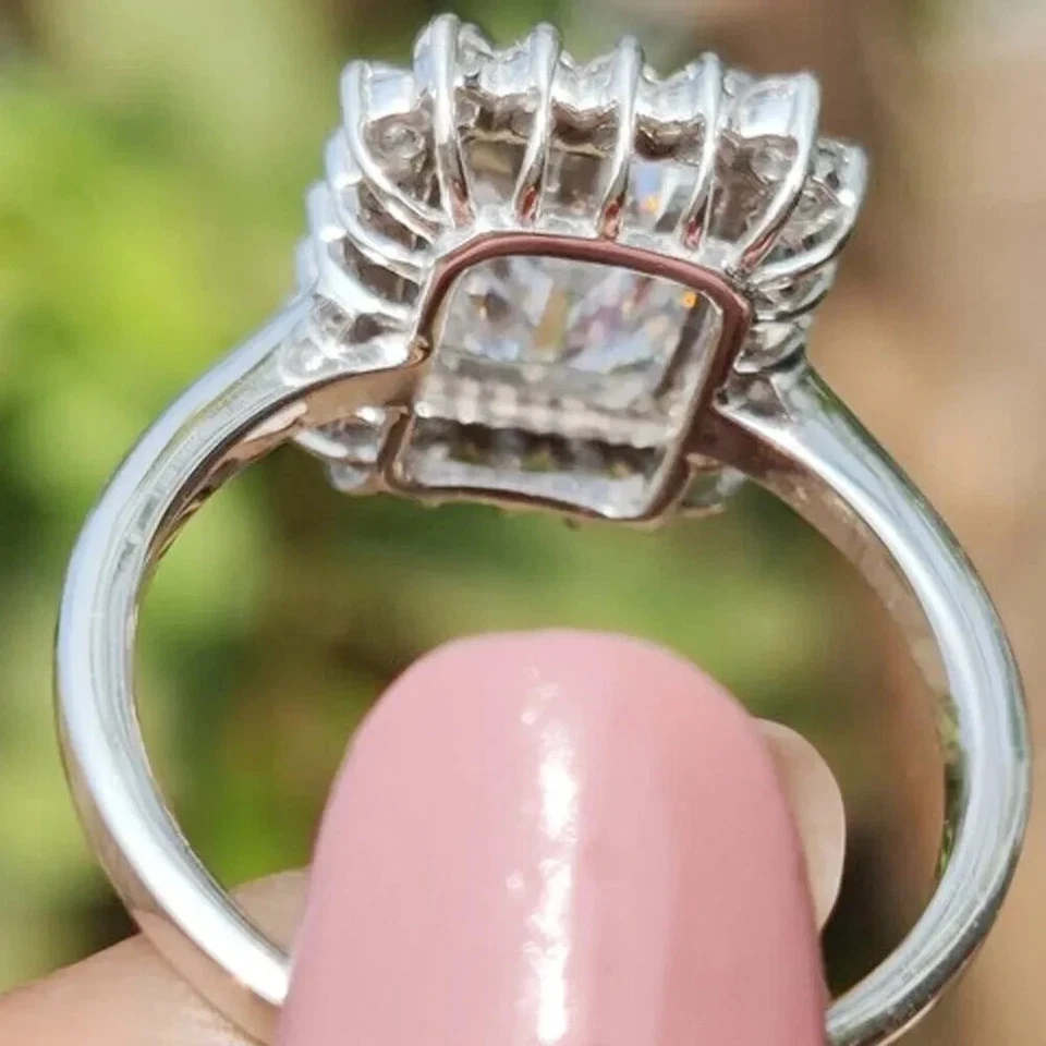 Anillo solitario de diamantes blancos tratados con corte esmeralda de 3,60 TCW raro en plata 925 Foto 3 de 4