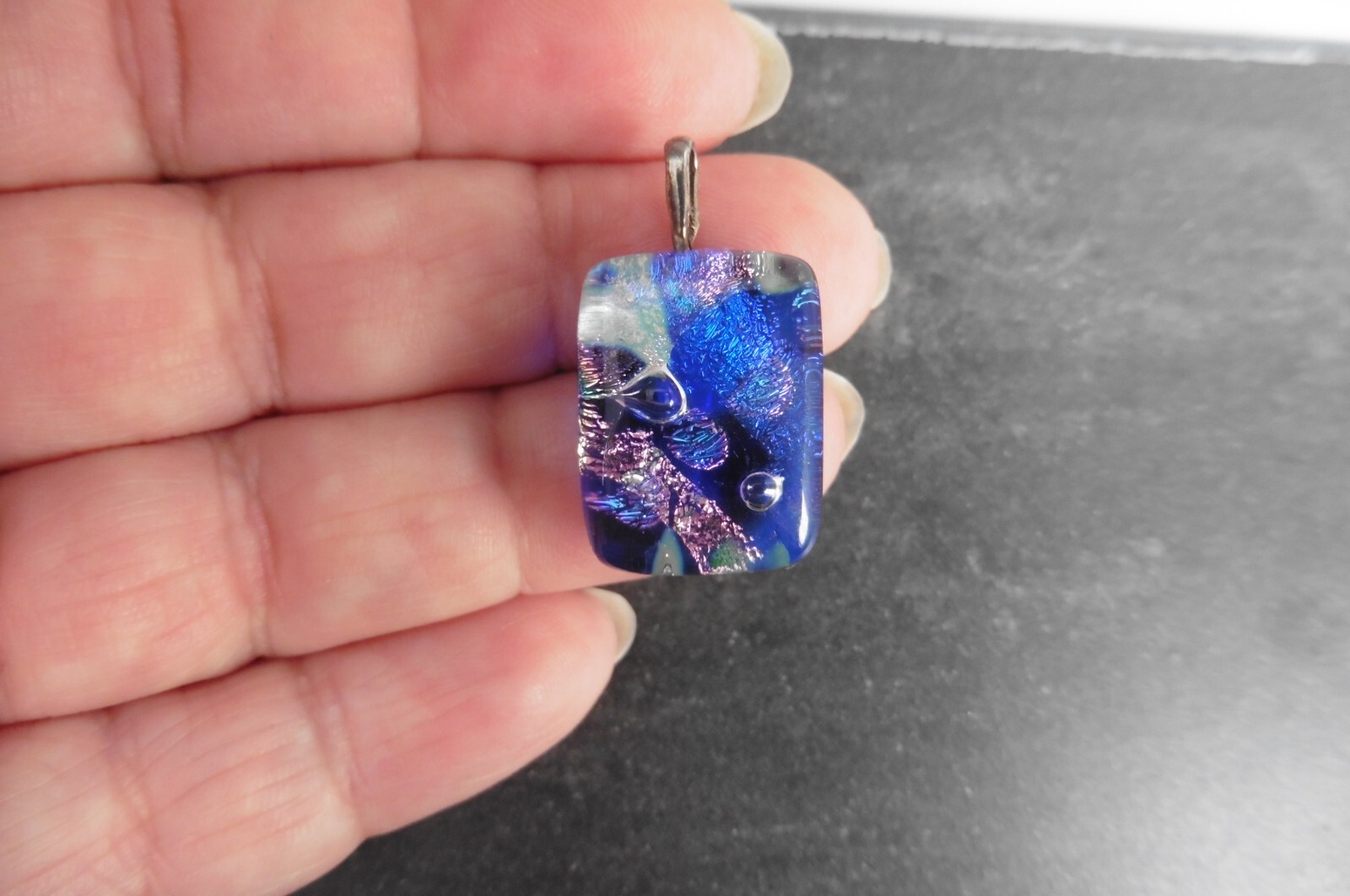 Pendentif en verre de Murano bleu et rose avec poudre d'argent, un bijou d'artisanat vénitien