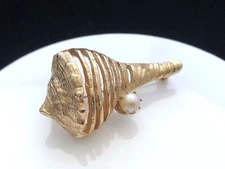 Vintage Signed KRAMER Gold Tone Seashell Brooch Pin w/ Faux Pearl