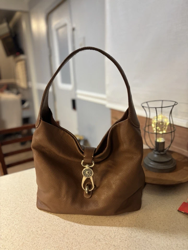 Bolso hobo de hombro con logotipo de bloqueo de cuero caramelo grano guijarro Dooney & Bourke Foto 3 de 4