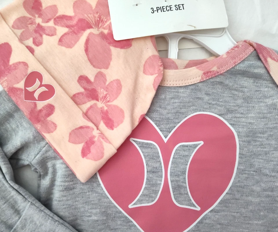 Conjunto de 3 piezas Hurley Bebé Niña Recién Nacido Rosa Gris Floral Corazón Pantalones Camisa Nuevo con Etiquetas Foto 2 de 2
