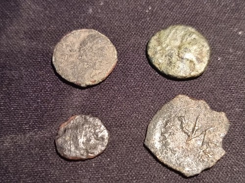 Roman unresearched worn bronze coins x4 uncleaned found Yorkshire Britain LA161w