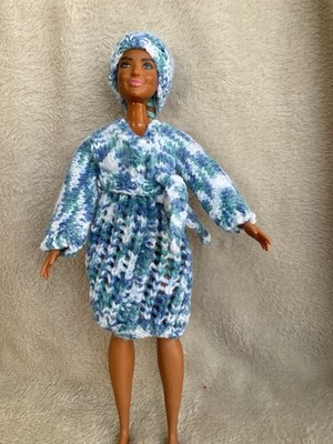 HANDGESTRICKTER MANTEL & MÜTZE - PASST CURVY BARBIE GRÖSSE PUPPE KOSTENLOSER UK-VERSAND #4373