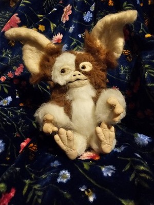 Handgefertigter Nadelfilz Gizmo. Gremlins. Gizmo inspirierte Wollskulptur