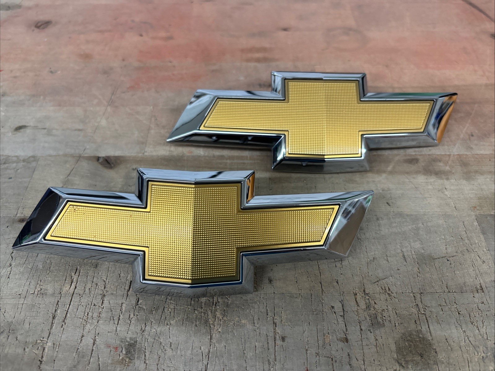 2018-2024 Chevrolet Equinox Front Grille Bowtie Emblem Gold 23136671 - Used OEM