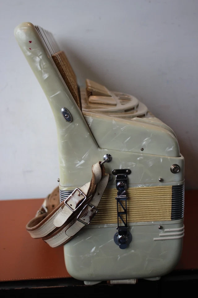 Titano Model Special 1986 41/120 range compact 17" keyboard Piano Accordion - Image 4 of 4