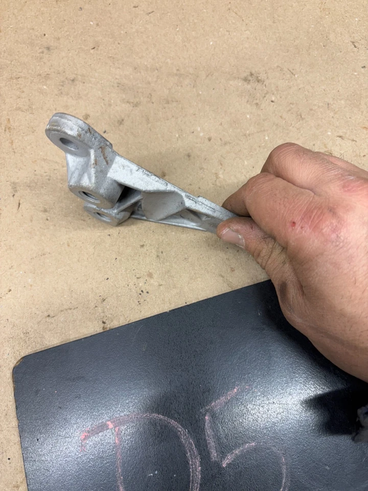 SOPORTE DE MONTAJE ALTERNADOR CICLÓN MUSTANG COUGAR TORINO D1OE-10A335-AB OEM D10E O Foto 4 de 4