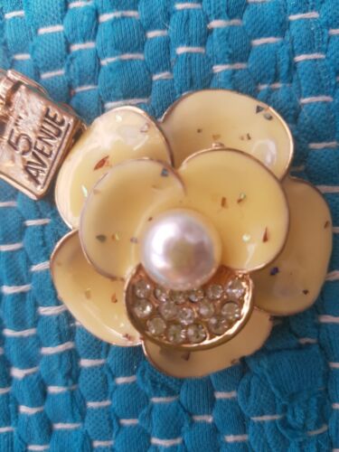 Gold Plated Pearl Diementie 5 Avenue Flower Fashion Bag Purse Charm Keyring 💕✔ - Picture 1 of 4