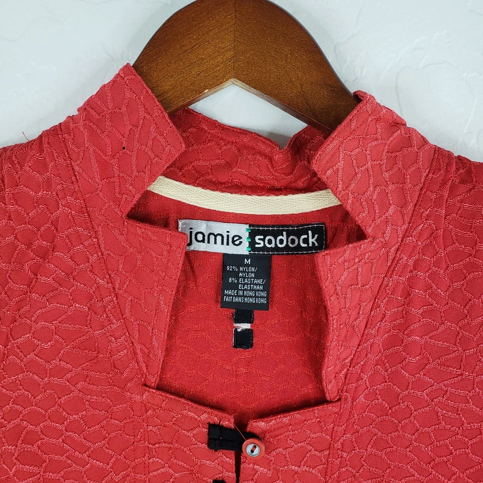 Camiseta de golf Jamie Sadock para mujer roja mediana geométrica 1/4 botón elástica Foto 3 de 4