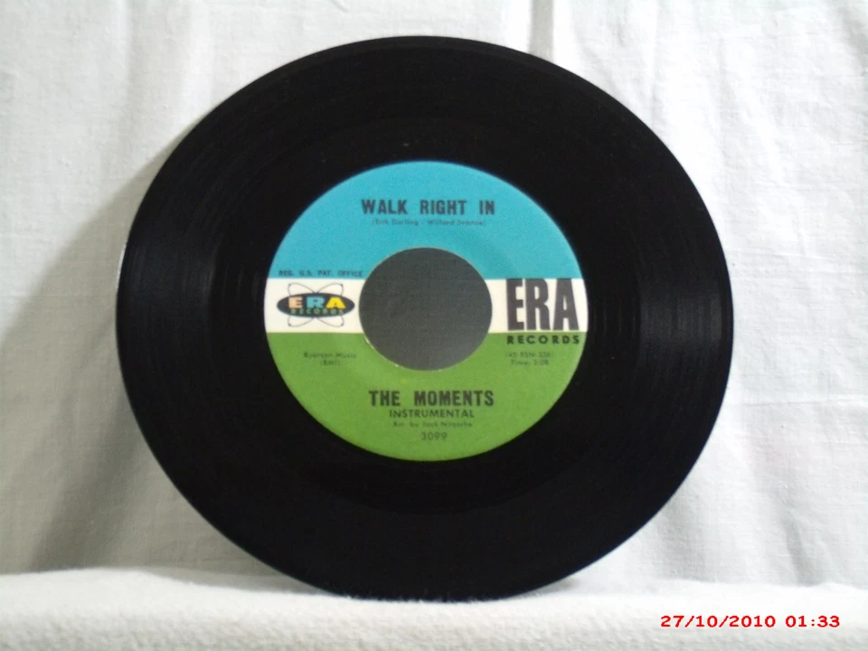 THE MOMENTS c-(45)-WALK RIGHT IN-VOCAL/WALK RIGHT IN-INSTRUMENTAL-ERA-3099 -1963 Foto 2 de 2
