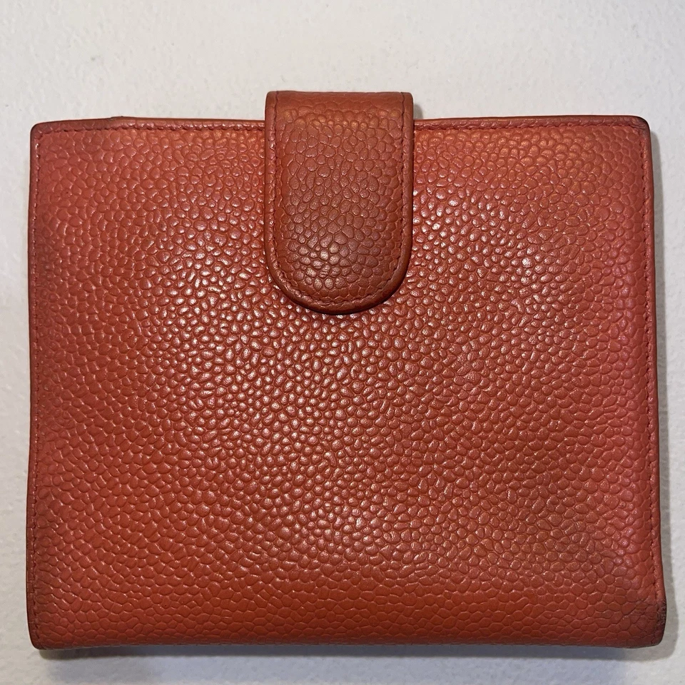 Carteira Chanel CC atemporal caviar seixo logotipo dobrável compacta coral - Imagem 2 de 4