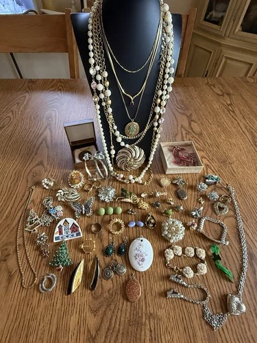 Estate Jewelry Lot Vintage Costume Some Signed Avon Sara Cov Etc