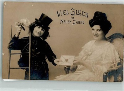 38152544 - Schornsteinfeger ueberreicht junger Frau einen Liebesbrief E.A.S.