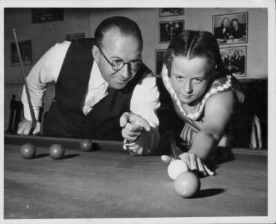 World snooker champion Fred Davis practicing daughter Lynne hot- 1957 Old Photo