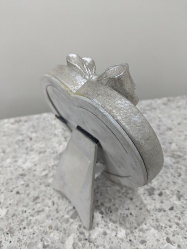 4x4 grey wash, bow, Heart Photo Picture Frame, Resin, glass front, freestanding - Picture 5 of 7