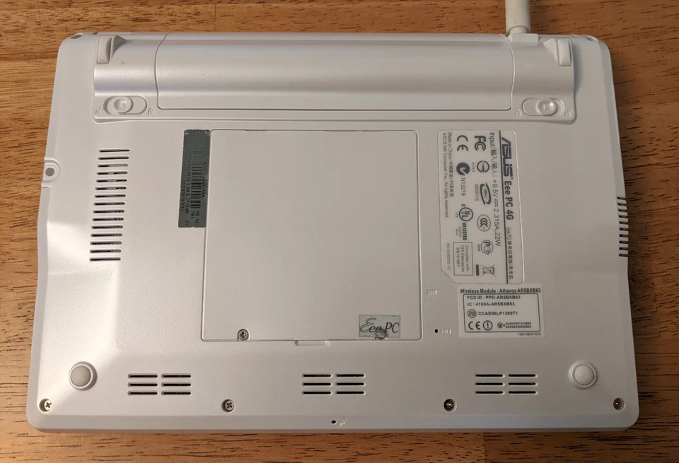 ASUS Eee PC 701 4G Retro Laptop 4GB SSD, 2GB SD card, 512M RAM, Backtrack Linux - Image 3 of 4