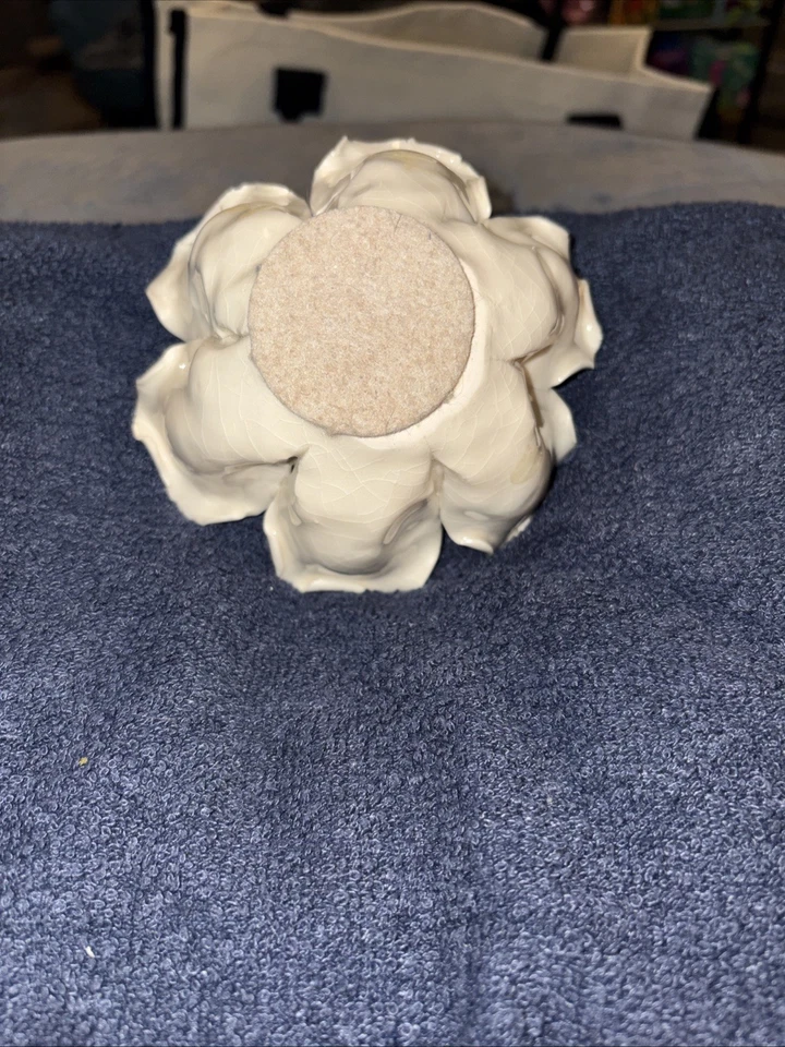 Candelabro de cerámica blanca con flor de loto Foto 3 de 3