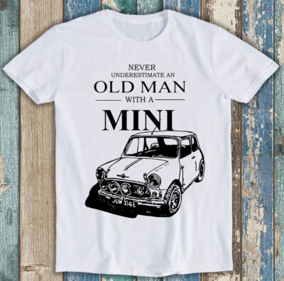 Lustiges Geschenk T-Shirt Never Underestimate An Old Man With A Mini Car M1480