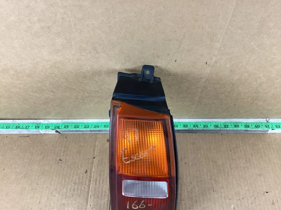 Luz trasera derecha del lado del pasajero Ford Escort Station Wagon 1997-1999 OEM Foto 2 de 4