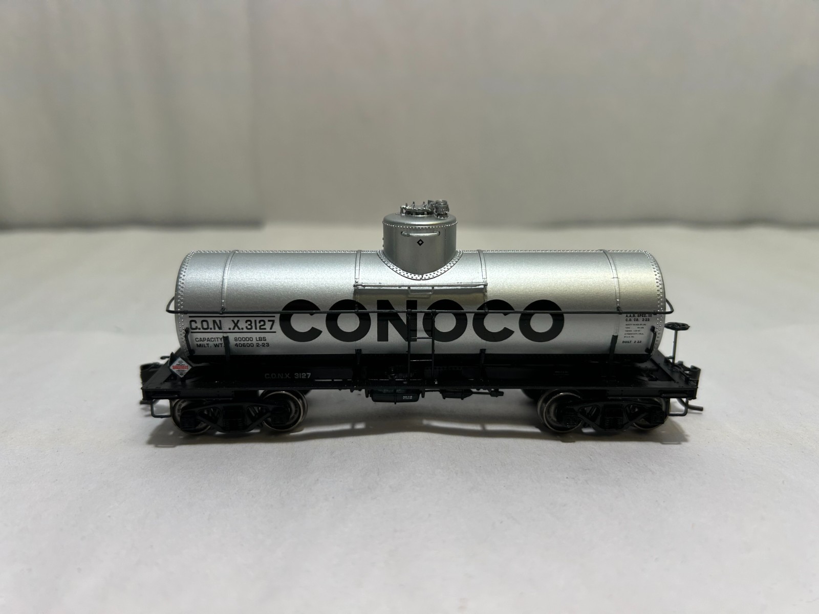Life Like Proto HO Scale 8,000 Gallon Type 21 Riveted Tank Car, Conoco #3127