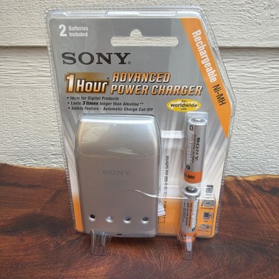 Sony Advanced Power Battery Charger BCG-34HNB w/ 2 AA Rechargeable Batteries Vtg