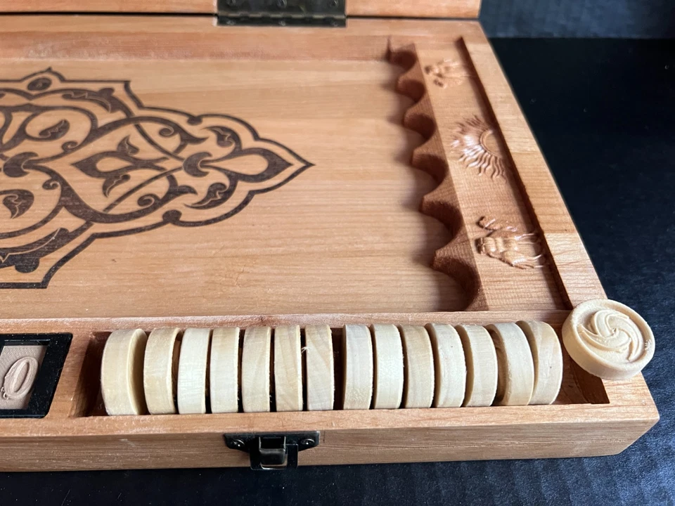 Juego de Backgammon Artesanal • Tablero de Madera Tallada Estilo Oriental • 19" x 9.5" Foto 4 de 4