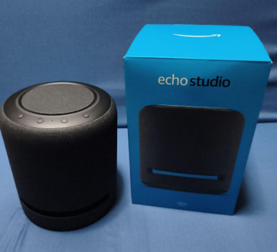 Smart Speaker mit mehreren Lautsprechern im Gehäuse (Amazon Echo Studio)