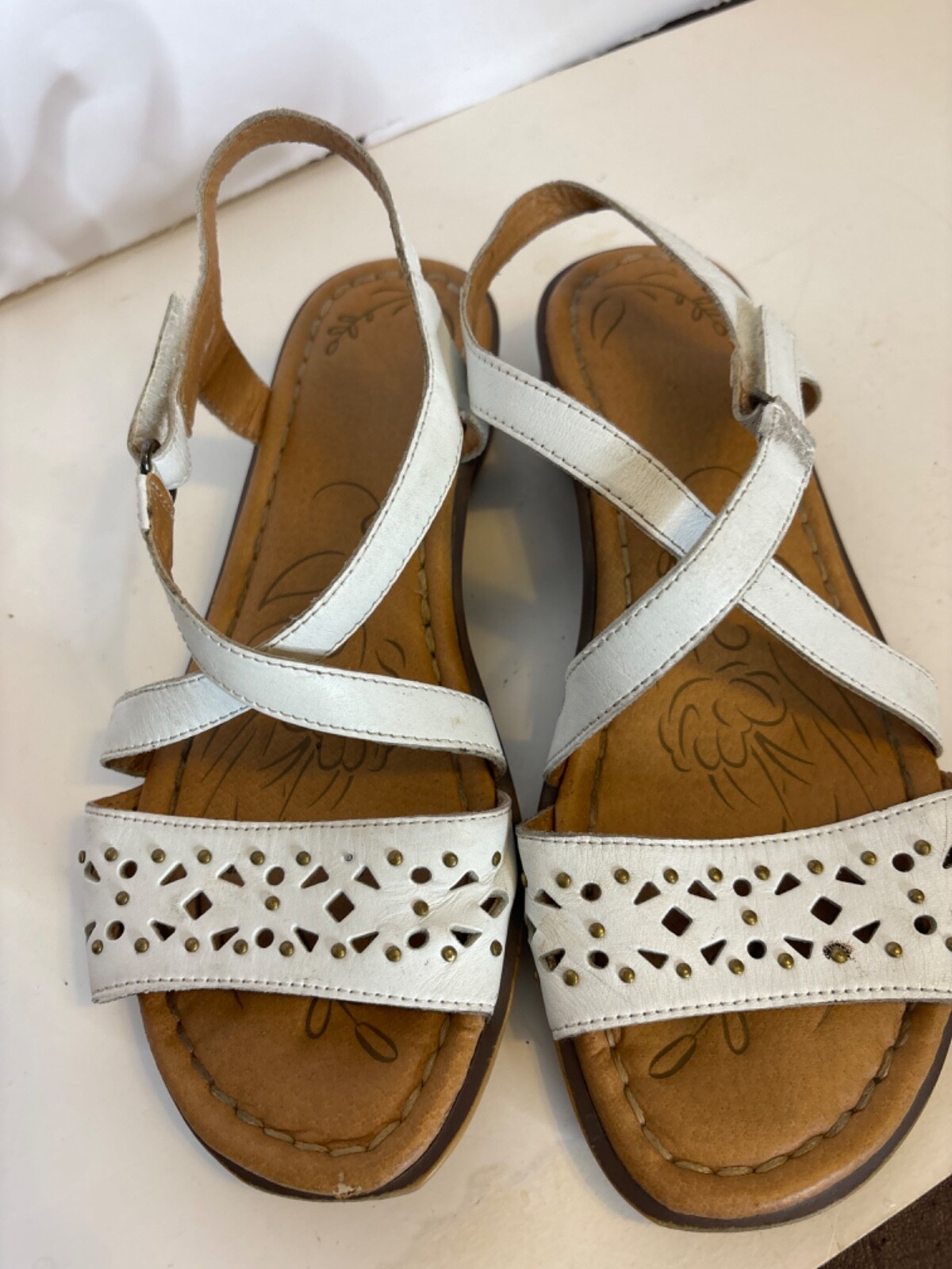 APL Sandali in pelle con cinturino borchiato naturalizzatore bianco 8 5M