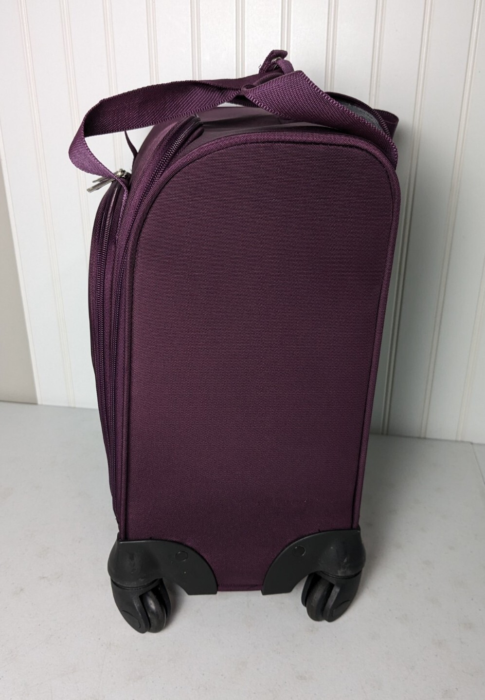 Samsonite Underseater CarryOn Under Seat Spinner with USB Port, Purple
