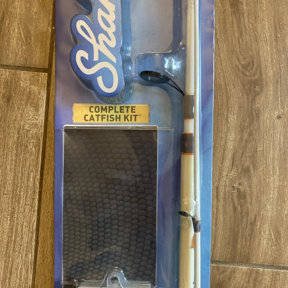 Shakespeare Catch More Fish Catfish Spinning Fishing Combo & Tackle - Image 4 of 4