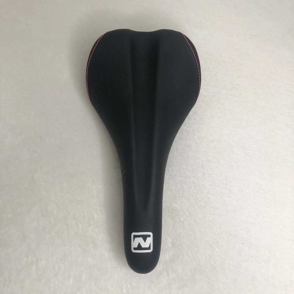 Sillín de bicicleta Nishiki Cionlli negro asiento negro bicicleta de montaña carretera costuras rojas Foto 2 de 4